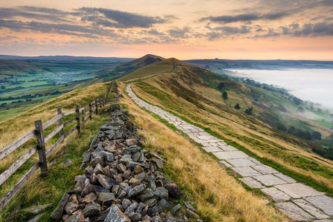 < p> Yra trumpesnių maršrutų iki Mam Tor, tačiau šis keturių valandų pasivaikščiojimas viršūnėse tęsiasi per Didįjį kalnagūbrį, skiriantį Edale ir Kasltono slėnius.< span class=" redactor-invisible-space" data-verified=" redactor" data-redactor-tag=" span" data-redactor-class=" redactor-invisible-space"> </span></p>< p>< span class =" redactor-invisible-space" data-verified=" redactor" data-redactor-tag=" span" data-redactor-class=" redactor-invisible-space">< strong data-redactor-tag=" strong" data-verified=" redaktorius">< a href=" https://osmaps.ordnancesurvey.co.uk/route/1681370/OS-Recommended-ITV-100-Favourite-Walks-Mam-Tor" target=" _blank" data-tracking-id=" recirc-text-link"> Žr. maršrutą</a></strong></span></p>