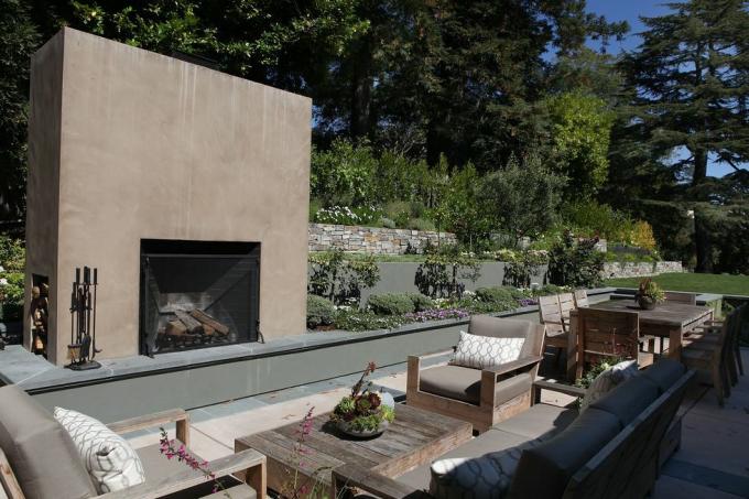 architektė April Gruber rodo savo lauko židinį Pjemonte, Kalifornijoje, trečiadienį, 2012 m. rugsėjo 12 d.