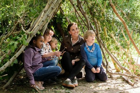Kembridžo hercogienė Kate Middleton pasirodo specialiajame Mėlynajame Peteryje, norėdama paskelbti unikalų Karališkojo sodo konkursą