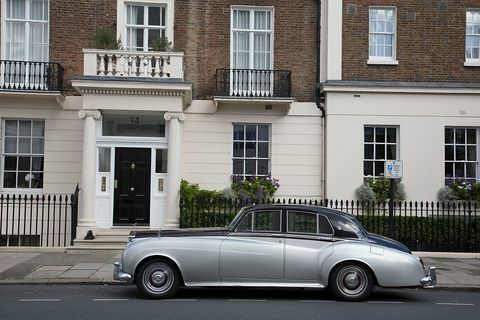 „Vintage Rolls Royce Silver Cloud“ automobilis, pastatytas priešais klasikinės architektūros pastatą Belgravijoje, Londone