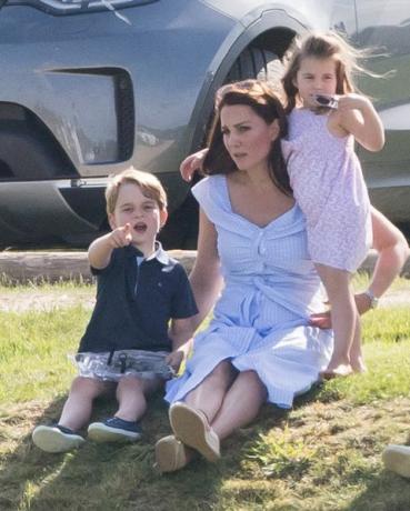 Princas George'as ir princesė Charlotte vaidina kartu su Kate Middleton