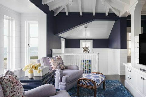 laiptų aikštelė, žiniasklaidos kambarys, baltos spintelės, šviesiai violetinės sofos kėdės, mėlynas kilimėlis
