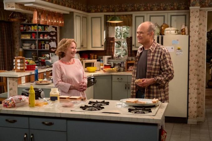 90-ųjų laidos 101-oje serijoje rodomas l to r debra jo rupp kaip kitty forman, kurtwood smith kaip raudonasis formanas 101 tos 90-ųjų laidos cr patrick wymorenetflix © 2022 m.