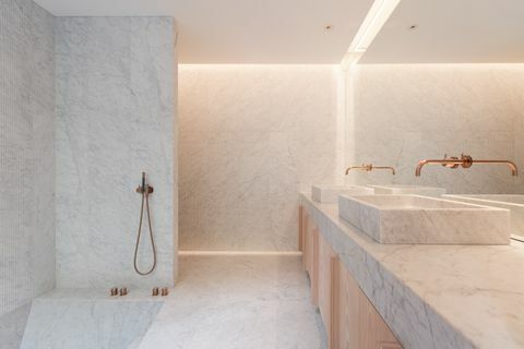 Marmurinis vonios kambarys su dviguba kriaukle