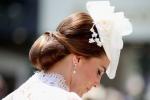 Kate Middleton vilkėjo baltas nėrines Alexanderio McQueeno suknelę „Royal Ascot“
