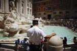 Romos merė Virginia Raggi draudžia valgyti ir gerti šalia istorinių fontanų