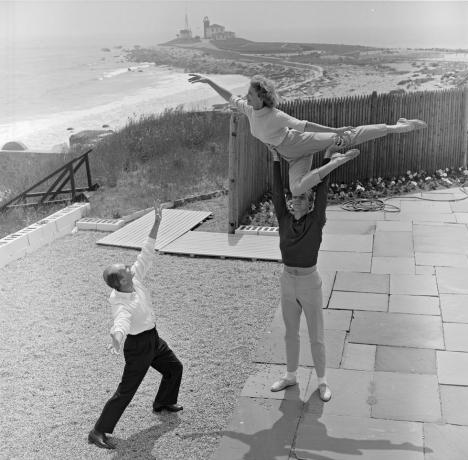 rebekah Harkness ir jos harkness baletas jos dvare Watch Hill, Ri, 1964 m. nuotr. Jack mitchellgetty images