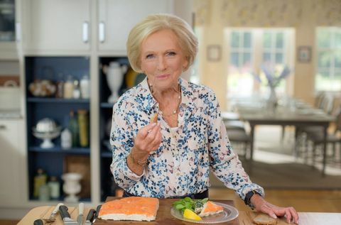 Mary Berry kasdien: Mary Berry gamina dvipusę žolelių rūkytą lašišą ir krienų pastą.