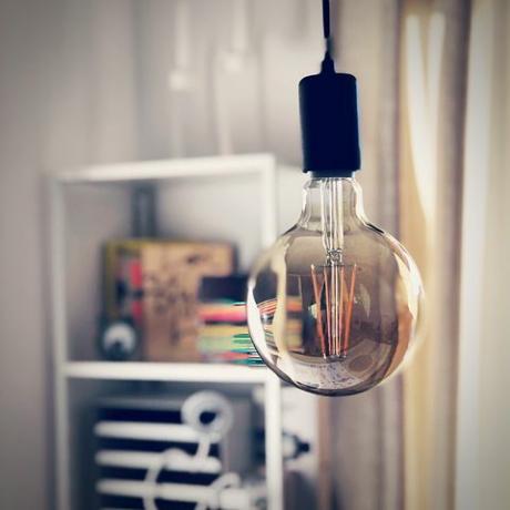 Elektros lemputės kabinimas namuose iš arti