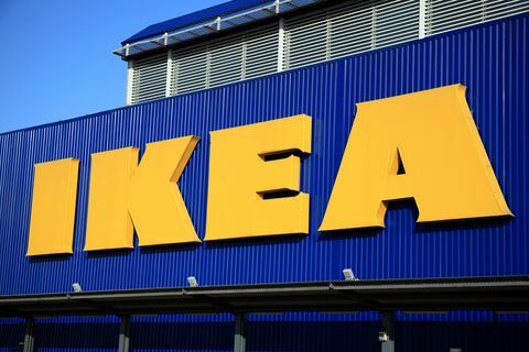 Londonas, Didžioji Britanija - 2011 m. lapkričio 19 d. „Ikea“ logotipo reklaminis ženklas prie mažmeninės prekybos centrų parduotuvių Brent parke Wembley