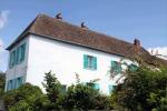 „Claude Monet“ gražus mėlynas namas Prancūzijoje, įtrauktas į „Airbnb“