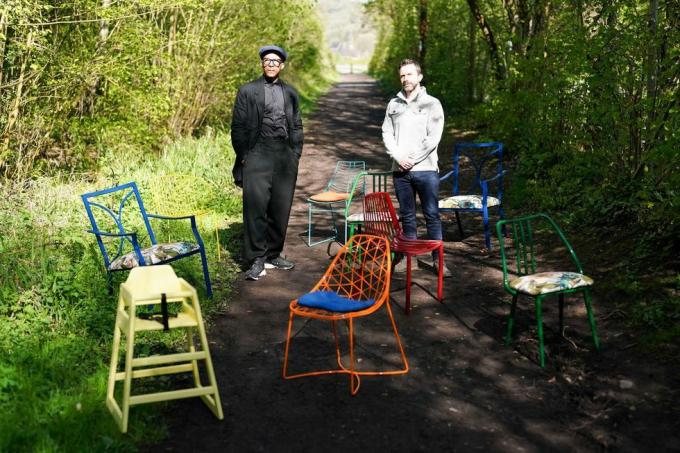 meta pavadinimas remonto dirbtuvės jay blades ir chelsea sodo dizaineris Jamesas Smithas pristato perdirbtas kėdes, sukurtas Londono aikštės bendruomenės sodas šių metų Čelsio gėlių parodoje, geležčių dirbtuvėse Ironbridge, Šropšyras