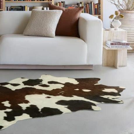 Rudas ir juodas dirbtinės karvės odos kilimas