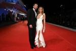 Žiūrėkite Jennifer Lopez ir Beno Afflecko debiutą „Raudonas kilimas“ Venecijos kino festivalyje 2021 m.