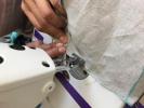 Šiurkštus skalbinys siuva veido kaukes Kaiser Permanente medicinos personalui