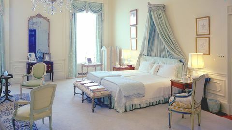 Jacqueline Kennedy miegamasis baltame name, kurį sukūrė sesuo parapija