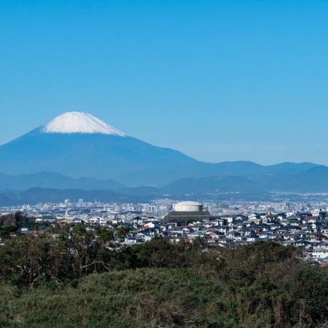 Snieguotas kalnas Fuji ir gyvenamasis rajonas Kanagavos prefektūroje Japonijoje