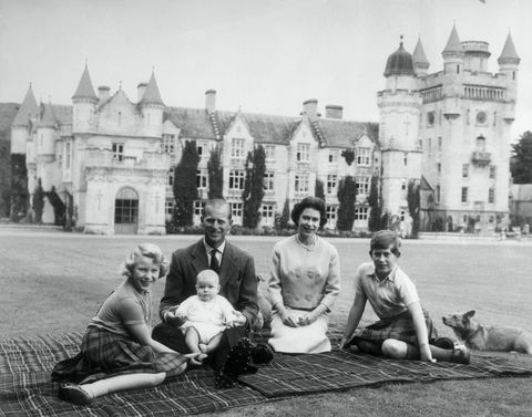 karalienė Elžbieta II ir princas Filipas su vaikais, princas Andrew centras, princesė Anne paliko ir Charlesas, Velso princas, sėdi ant iškylos kilimėlio prie Balmoral pilies Škotijoje, rugsėjo 8 d. 1960