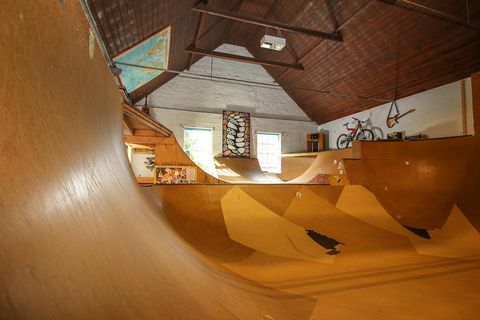 Norfolke parduodama pertvarkyta kaimo salė su nuosavu skateparku