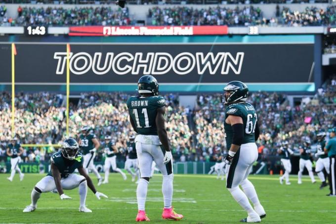 Filadelfija, spalio 1 d. aj Brown 11 švenčia kartu su komandos draugu Jasonu Kelce 62 philadelphia eagles po to, kai per rungtynes ​​pelnė touchdown antroji pusė prieš Vašingtono vadus Linkolno finansų lauke 2023 m. spalio 1 d., Filadelfijoje, Pensilvanijoje, Kathryn Rileygetty nuotrauka vaizdai