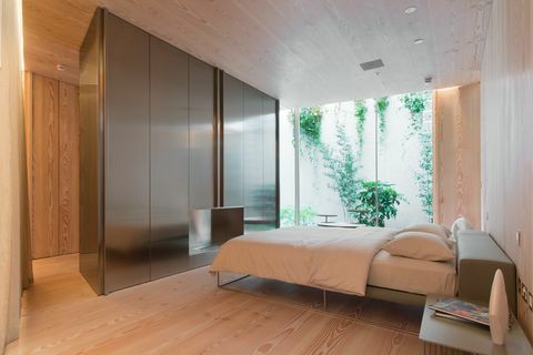 Modernus miegamasis su dvigule lova ir langais nuo grindų iki lubų