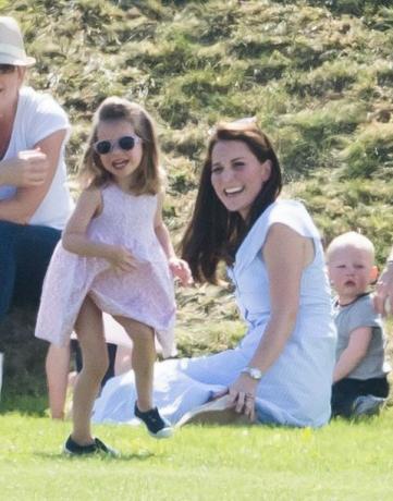 Princas George'as ir princesė Charlotte vaidina kartu su Kate Middleton