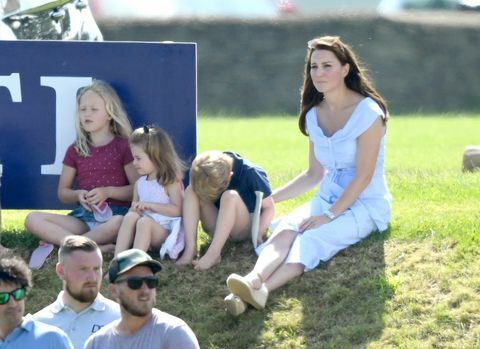 Princas George'as ir princesė Charlotte vaidina kartu su Kate Middleton