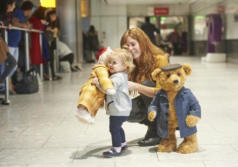 Heathrow kalėdinis skelbimas - Steifhas nešioja Doris ir Edward Bair Heathrow oro uoste