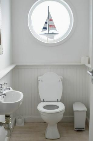 Mažo vonios kambario interjerai; tualetas