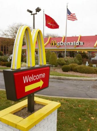 „Mcdonalds“ įėjimo nuotrauka, kurią sukūrė Tim boylegetty images