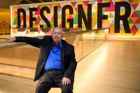 Londonas, Anglija, lapkričio 17 d. dizaineris Terence Conran pozuoja fotografijoms atidarius naują dizaino muziejų 2016 m. lapkričio 17 d. Londone, Anglijoje, po 83 mln. GB investicijų, dizaino muziejus iš savo senosios vietos persikėlė į naujas johno pawsono suprojektuotas patalpas Kensingtono gatvėje, daugiau nei tris kartus didesnis už ankstesnio pastato dydį, originalų muziejų 1989 m. įkūrė Terence Conran ir jis vis labiau populiarėja nuo Carl Courtgetty nuotraukos vaizdai