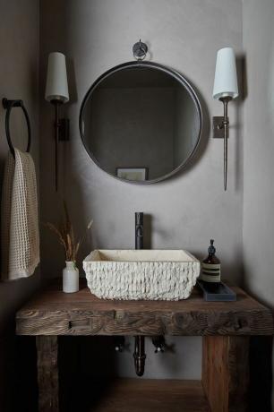 vonios kriauklė su apvaliu veidrodžiu