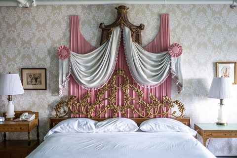 puikus viešbučio kambarys su karališku miegamuoju