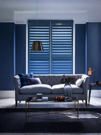 Lango alternatyva, mėlynos medinės langinės gyvenamajame kambaryje