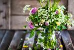 Pasak „Karališkųjų vestuvių“ floristės Philippos Craddock, 9 būdai, kaip padaryti šviežias gėles ilgiau