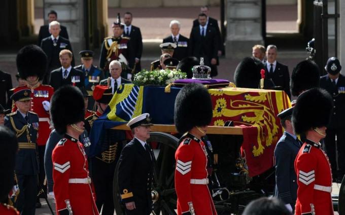 karalienės Elžbietos II karstas, papuoštas karališku etalonu ir imperijos valstybės karūna, traukiamas karalių kariuomenės karališkosios arklio artilerijos ginklu vežimu, procesijos metu nuo Bekingemo rūmai į Vestminsterio rūmus, Londone 2022 m. rugsėjo 14 d. karalienė Elizabeth II nuo trečiadienio gulės Vestminsterio salėje Vestminsterio rūmų viduje likus kelioms valandoms iki jos laidotuvių pirmadienį, pro jos karstą laukia didžiulės eilės, kad pareikštų pagarbą daniel leal pool afp nuotrauka daniel lealpoolafp per getty vaizdai