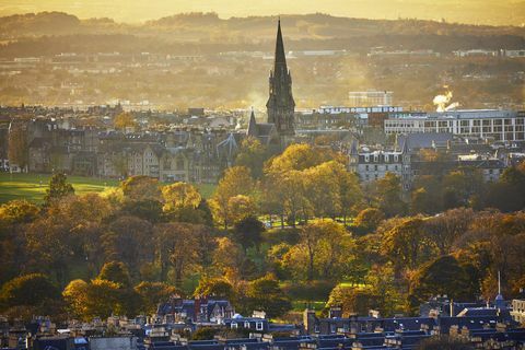 Edinburgo miesto vaizdas su „The Meadows“ ir „Barclay Viewforth“ bažnyčios smaigaliu saulėlydžio metu nuo Salisbury Crags, Holyrood parko