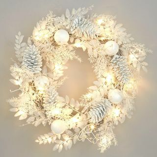 Iš anksto apšviestas žiemos baltas Kalėdų vainikas