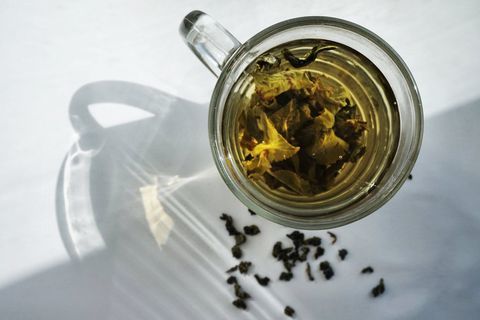 Šviežių mėtų arbatos žolelių gėrimas, išskirtas baltame fone