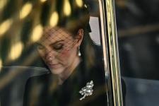Kate Middleton subtiliai pagerbia karalienę, kad pamatytų, kaip monarchas guli