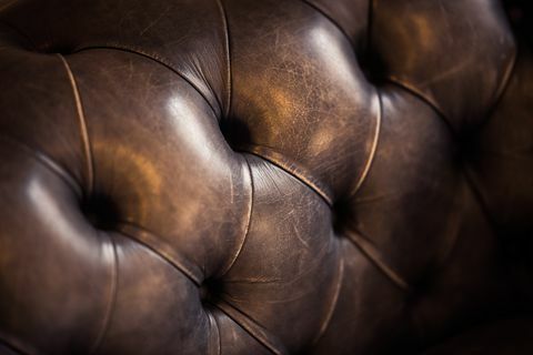 Prabangios rudos odinės sofos detalė