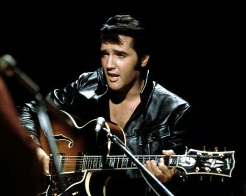 Rokenrolo muzikantas Elvis Presley koncertuoja ...