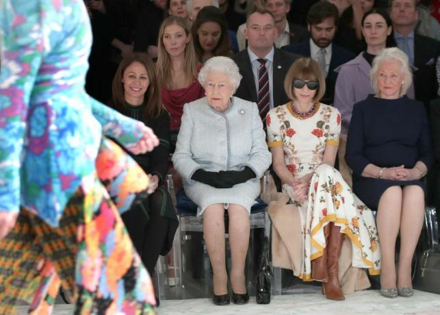 Londono mados savaitėje karalienė įteikė inauguracinį karalienės Elizabeth II apdovanojimą už britų dizainą