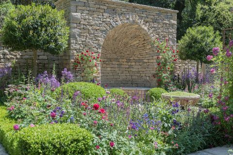 „The Claims“ vaikinai: labai angliškas sodas, kurį sukūrė Janine Crimmins - amatininkų sodas - „Chelsea Flower Show 2018“