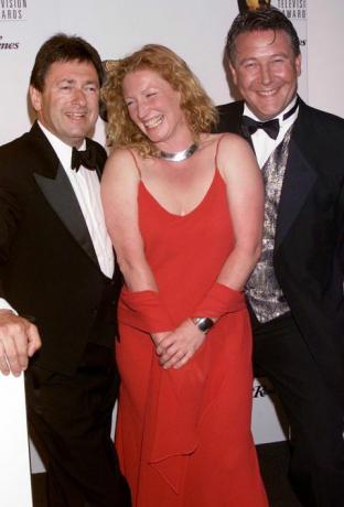 Charlie Dimmock, Alanas Titchmarshas ir Tommy Walshas iš TV sodų perdarymo laidos „Ground Force“ atvyksta į BAFTA televizijos apdovanojimus, 2000 m.