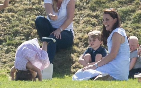 Princas George'as ir princesė Charlotte vaidina kartu su Kate Middleton