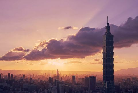 „Taipei 101“ vyrauja vaizde, kai saulė leidžiasi virš miesto