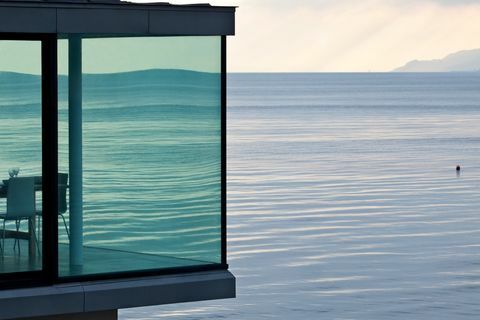 Stiklinis langas su vaizdais į vandenyną