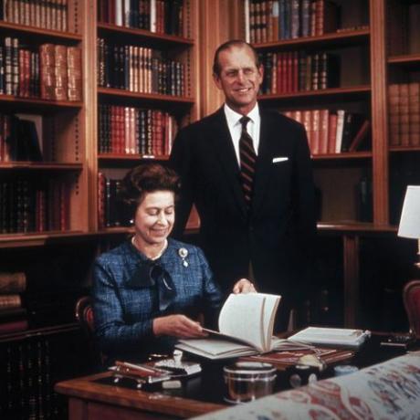 karalienė su princu Filipu balmoralinėje bibliotekoje, 1976 m