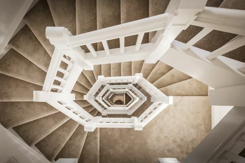 „Ronnie Wood“ namai - Ruxley bokštas - Surėjus - Zoopla - spiraliniai laiptai